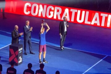 Jannik Sinner ergue troféu em quadra dura indoor; o italiano é o atual campeão do ATP Finals