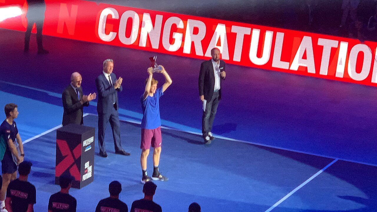 Jannik Sinner ergue troféu em quadra dura indoor; o italiano é o atual campeão do ATP Finals