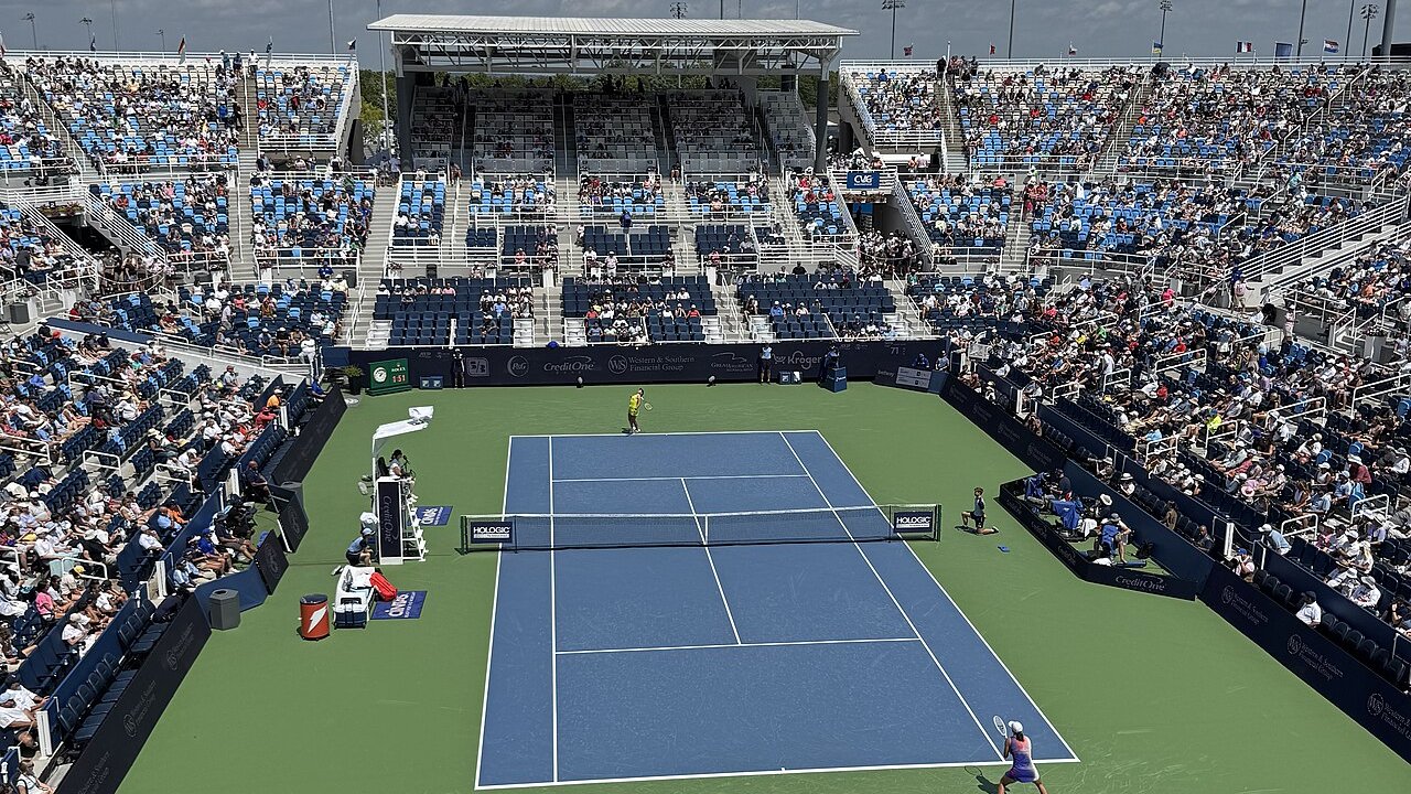 Partida de tênis na quadra central do Cincinnati Open, última parada antes do US Open