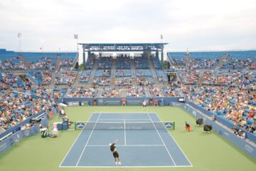 Quadra central de um Masters 1000 lotada em dia de jogo — onde assistir os próximos torneios de tênis em 2026