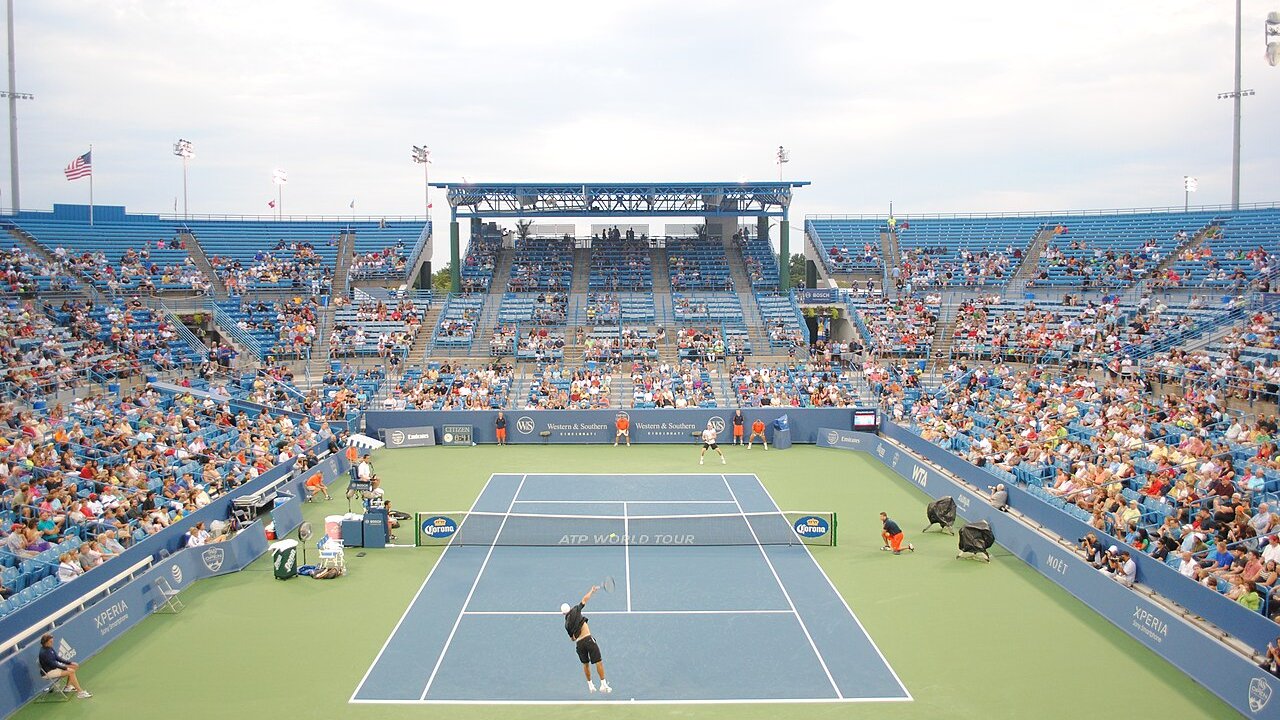 Quadra central de um Masters 1000 lotada em dia de jogo — onde assistir os próximos torneios de tênis em 2026
